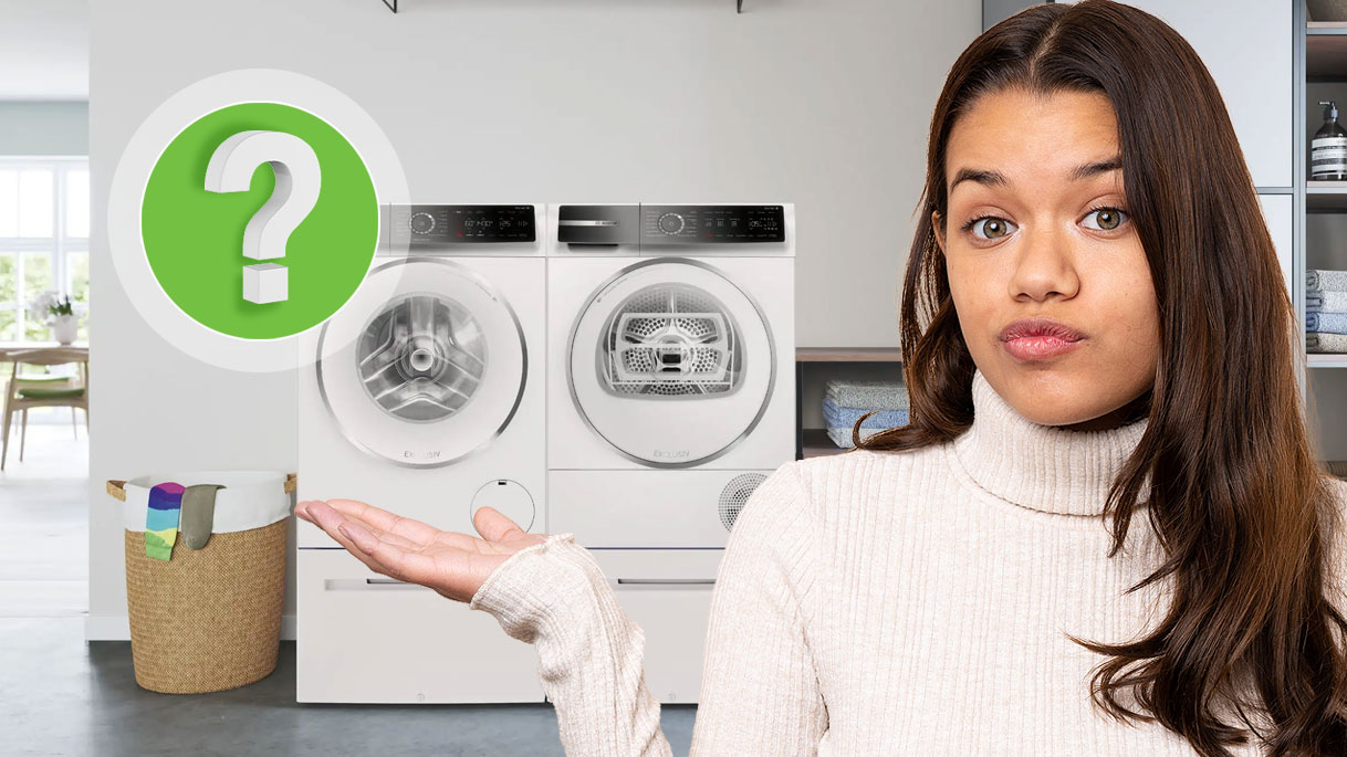 Vrouw kijkt vragend naar Bosch wasmachine en droger met vraagteken-icoon