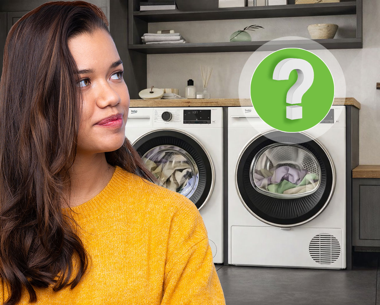 Vrouw kijkt nadenkend naar Beko wasmachine en droger met vraagteken-icoon in wasruimte