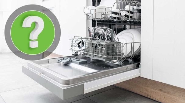 Open vaatwasser met servies en groen vraagteken-icoon