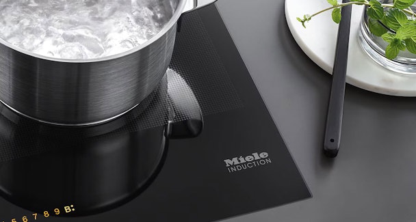 Miele inductiekookplaat met FL Flush installatie volledig vlak ingebouwd in het werkblad