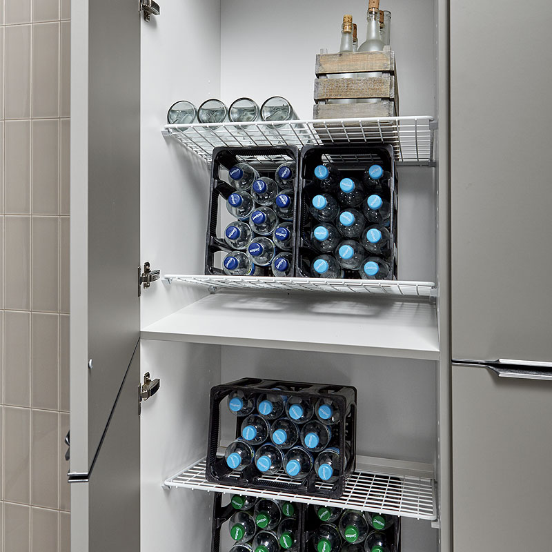 Kast met metalen leggers voor flessenopslag