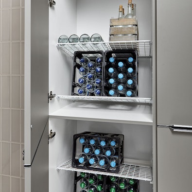 Kast met metalen leggers voor flessenopslag