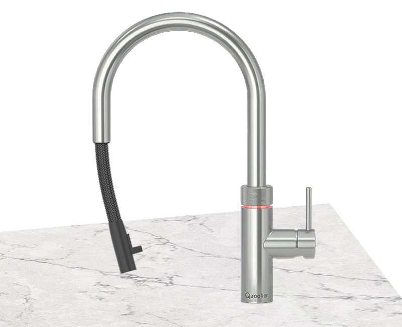 Quooker Flex kraan in RVS met uitgetrokken zwarte flexibele slang op marmeren aanrechtblad