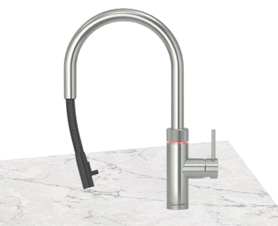 Quooker Flex kraan in RVS met uitgetrokken zwarte flexibele slang op marmeren aanrechtblad