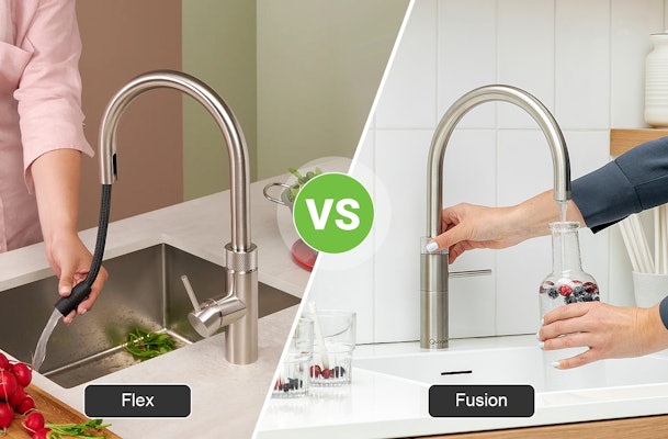 Quooker Flex versus Fusion vergelijking — links de Flex RVS met uittrekbare slang in gebruik, rechts de Fusion RVS met vaste uitloop bij het vullen van een karaf