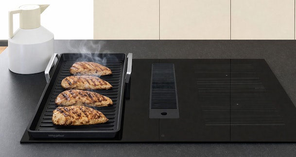 Whirlpool kookplaat met afzuiging en FlexiCook kookzones met een grillplaat op gekoppelde inductiezones