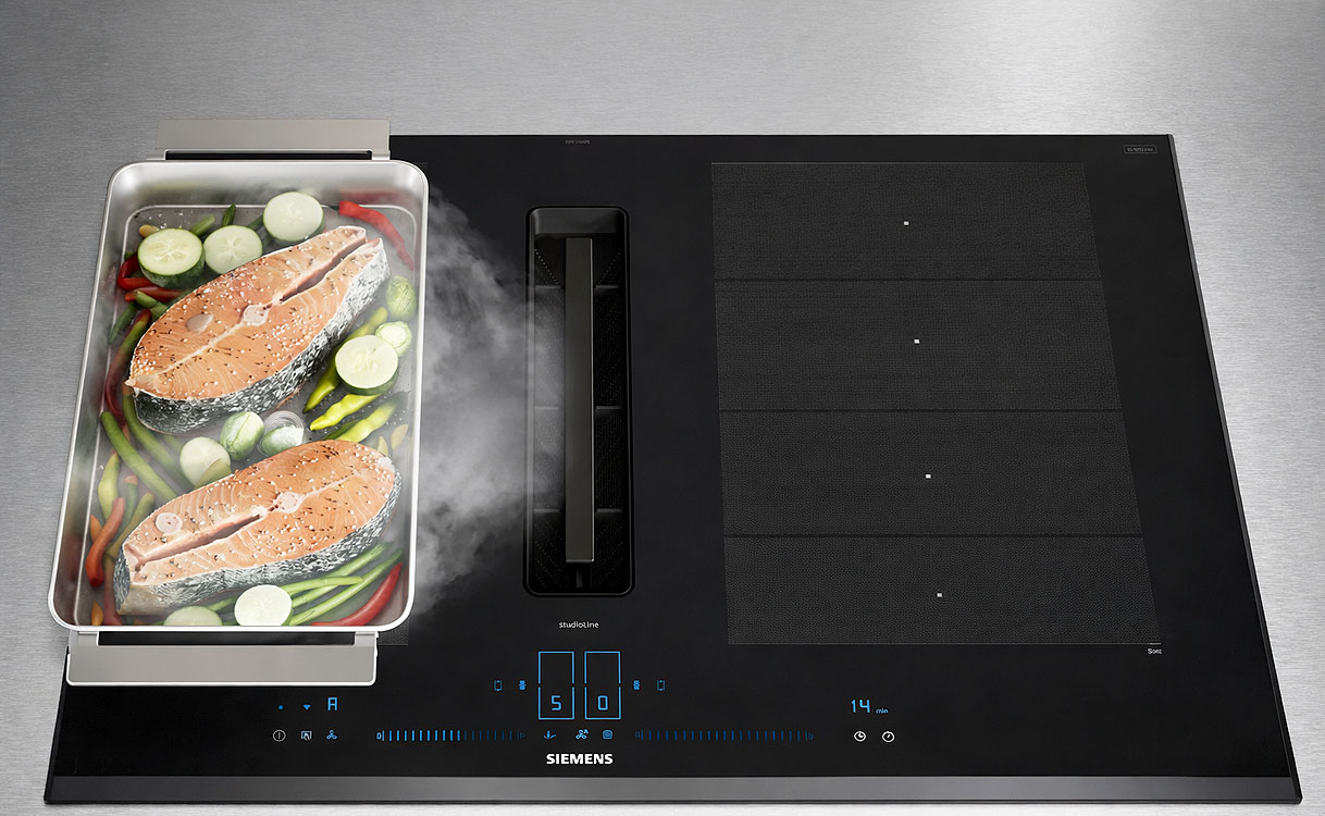 Siemens studioLine kookplaat met afzuiging en FlexZone met een braadslede en pannen op het kookoppervlak