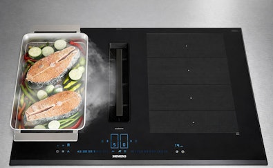 Siemens studioLine kookplaat met afzuiging en FlexZone met een braadslede en pannen op het kookoppervlak