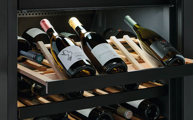 Miele wijnklimaatkast met verstelbare houten legplanken voor flexibele opslag en flespresentatie