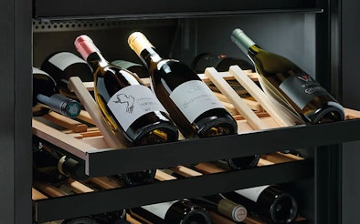Miele wijnklimaatkast met verstelbare houten legplanken voor flexibele opslag en flespresentatie