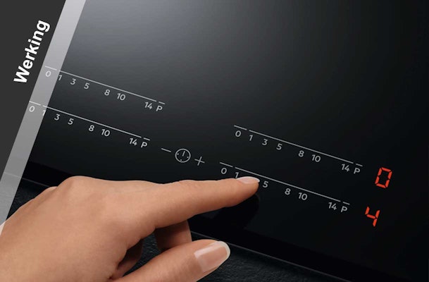 Vinger bedient nauwkeurig het touchdisplay van AEG FlexBridge