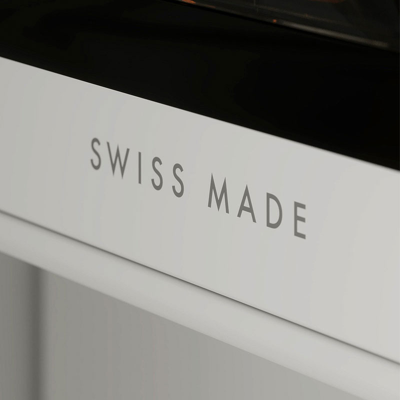 Close-up van V-ZUG koelkast met Swiss Made-logo; fluisterstille werking vanaf 37 dB door geavanceerde compressor-isolatie en trillingsdemping.