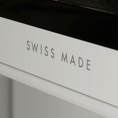 Close-up van V-ZUG koelkast met Swiss Made-logo; fluisterstille werking vanaf 37 dB door geavanceerde compressor-isolatie en trillingsdemping.
