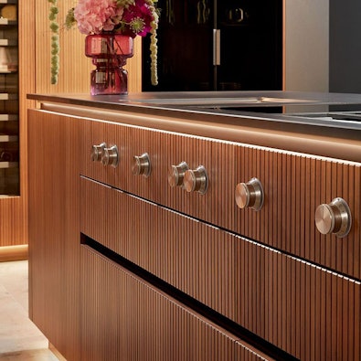 Notenhouten fronten met verticale groeven