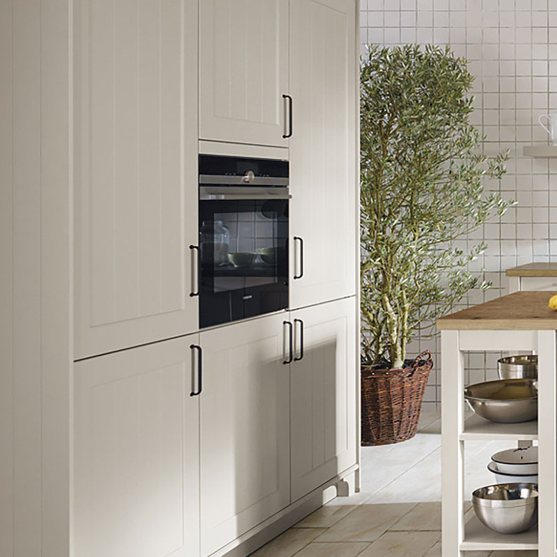 Hoge kastenwand met oven