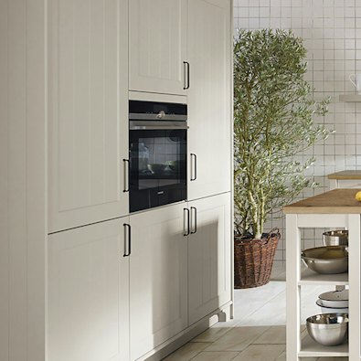 Hoge kastenwand met oven