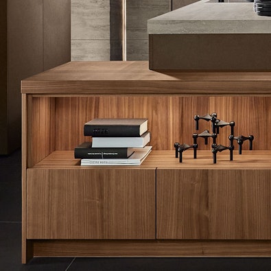 Open nisschap in Nussbaum met boeken