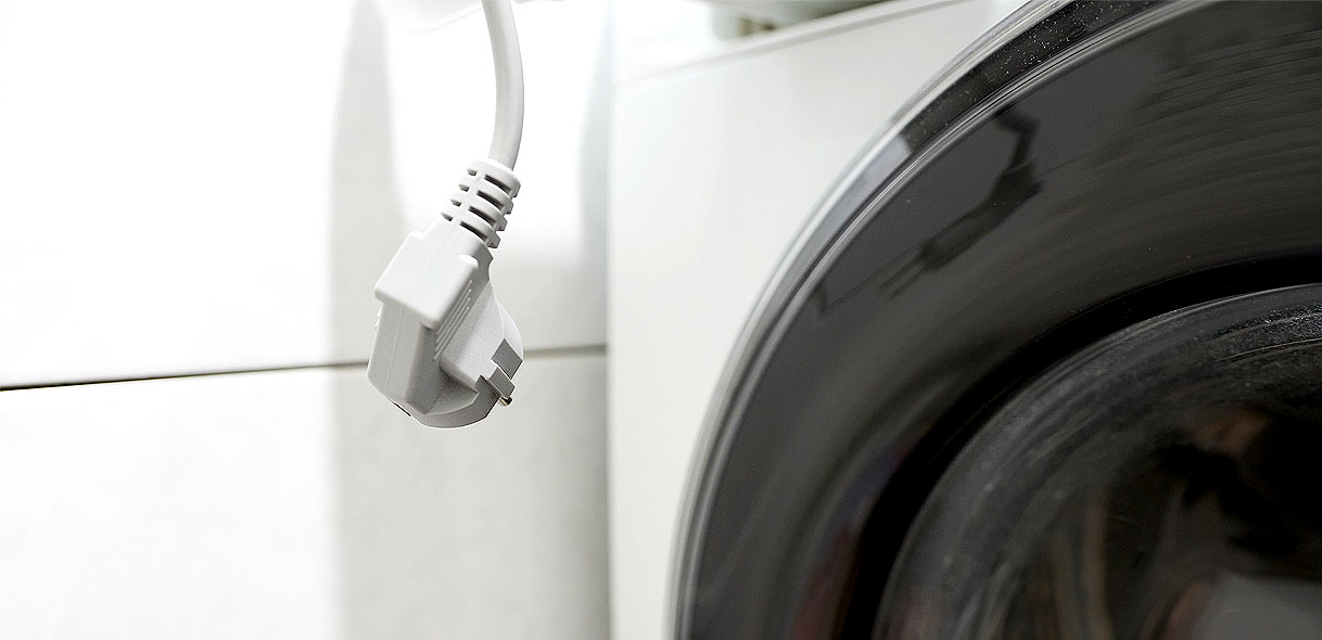 Stekker van Beko wasmachine uit het stopcontact halen voor reset bij foutcode C6