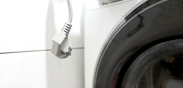 Stekker van Beko wasmachine uit het stopcontact halen voor reset bij foutcode C6