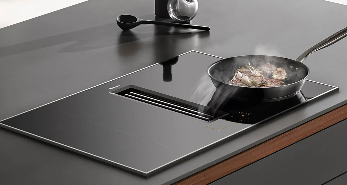 Miele inductiekookplaat met FR Frame installatie en opliggende rand van roestvrijstaal