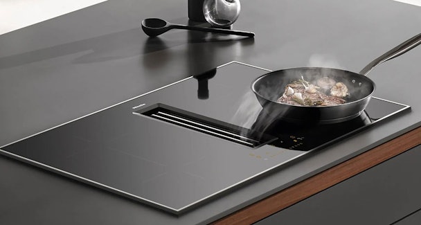 Miele inductiekookplaat met FR Frame installatie en opliggende rand van roestvrijstaal