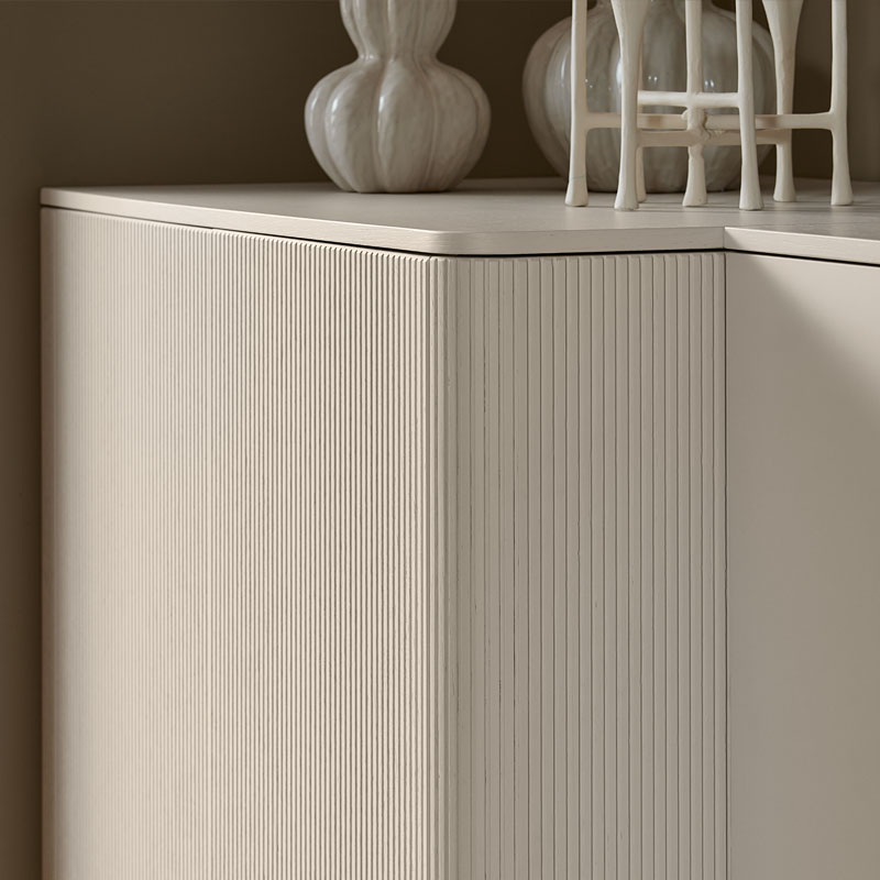 Kastfront met verticale groeven in zandbeige tint