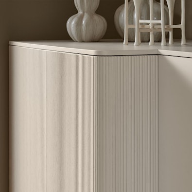 Kastfront met verticale groeven in zandbeige tint