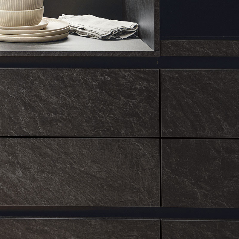 Fronten met leisteendecor