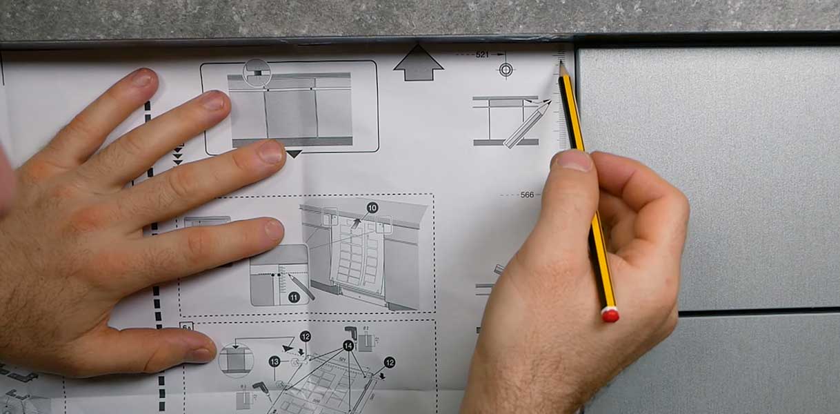 Handleiding op deur van vaatwasser leggen en maat aftekenen voor montage frontpaneel.