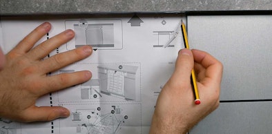 Handleiding op deur van vaatwasser leggen en maat aftekenen voor montage frontpaneel.