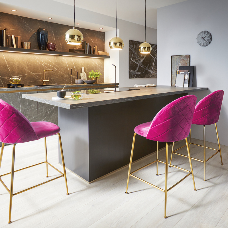 Fuchsia barkrukken in een designkeuken.