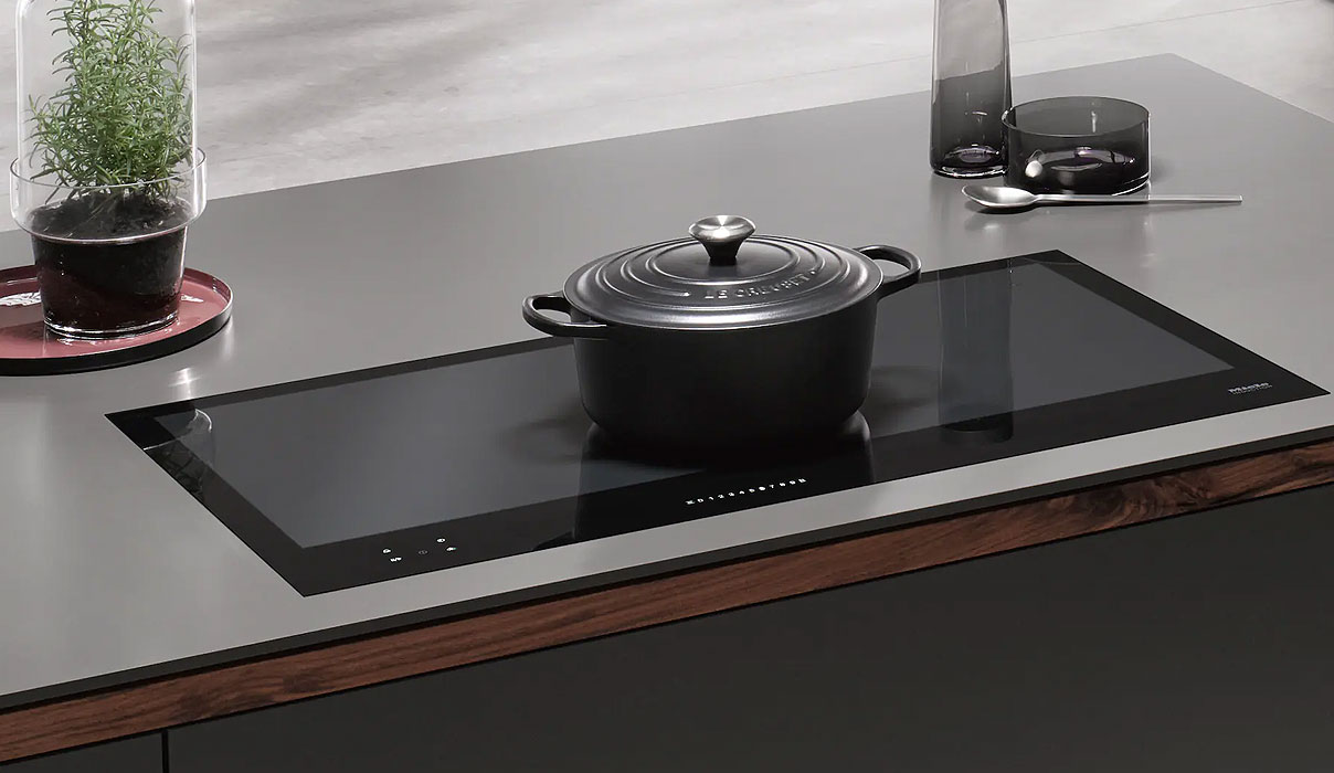 Miele Full-Surface inductiekookplaat zonder vaste zones met zwarte braadpan