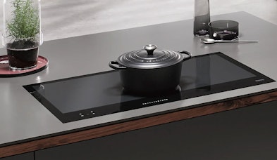 Miele Full-Surface inductiekookplaat zonder vaste zones met zwarte braadpan