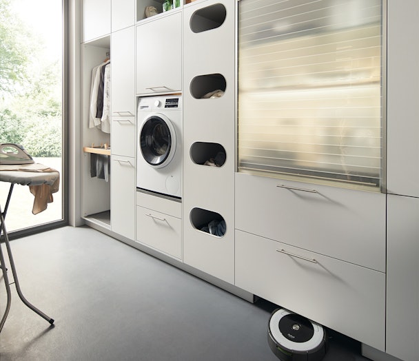 Een functionele bijkeuken inrichting voor wassen, drogen en strijken.