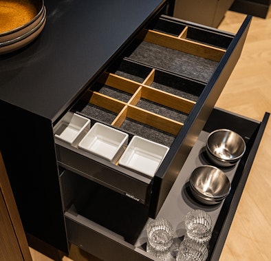 Functionele keukenkasten en laden.