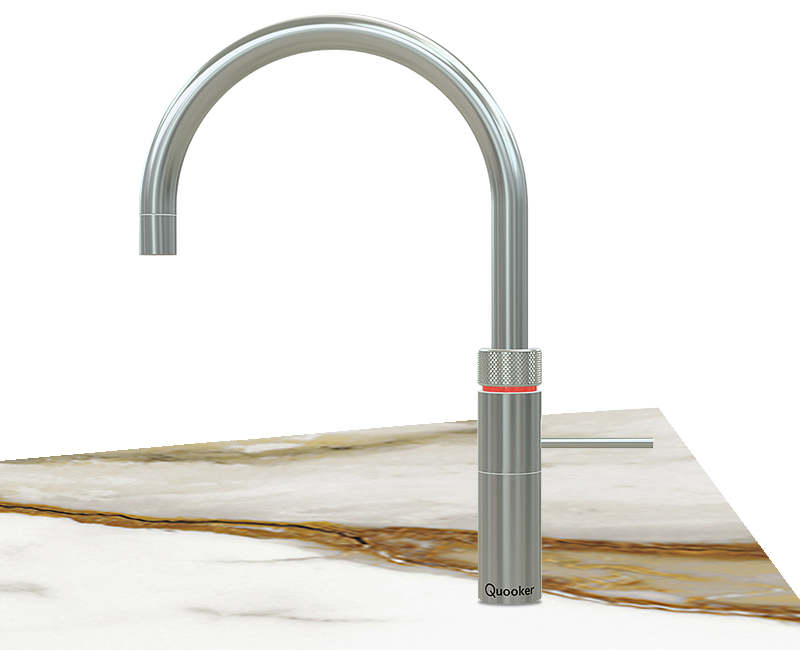 Quooker Fusion Round kraan in RVS met klassieke ronde C-uitloop op marmeren aanrechtblad
