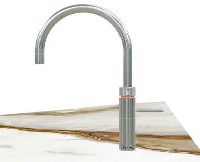 Quooker Fusion Round kraan in RVS met klassieke ronde C-uitloop op marmeren aanrechtblad