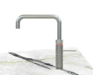 Quooker Fusion Square kraan in RVS met strakke hoekige U-uitloop op marmeren aanrechtblad