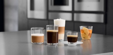 Verschillende warme dranken uit een Gaggenau koffievolautomaat die tien profielen met favoriete dranken bewaart