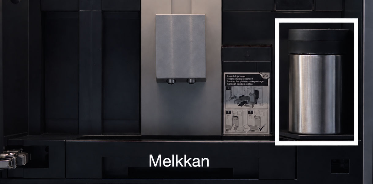 Uitneembare melkkan van het zelfspoelende melksysteem in een Gaggenau koffiemachine