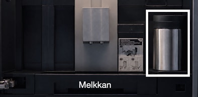 Uitneembare melkkan van het zelfspoelende melksysteem in een Gaggenau koffiemachine