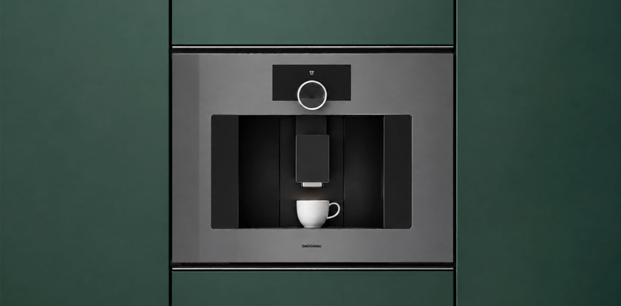 Gaggenau koffiemachine uit de Minimalistic serie vlak ingebouwd in het kastfront van een keuken