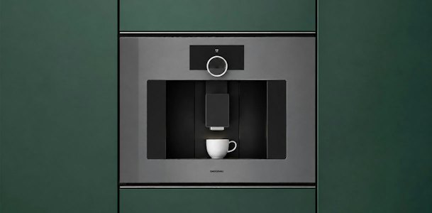 Gaggenau koffiemachine uit de Minimalistic serie vlak ingebouwd in het kastfront van een keuken