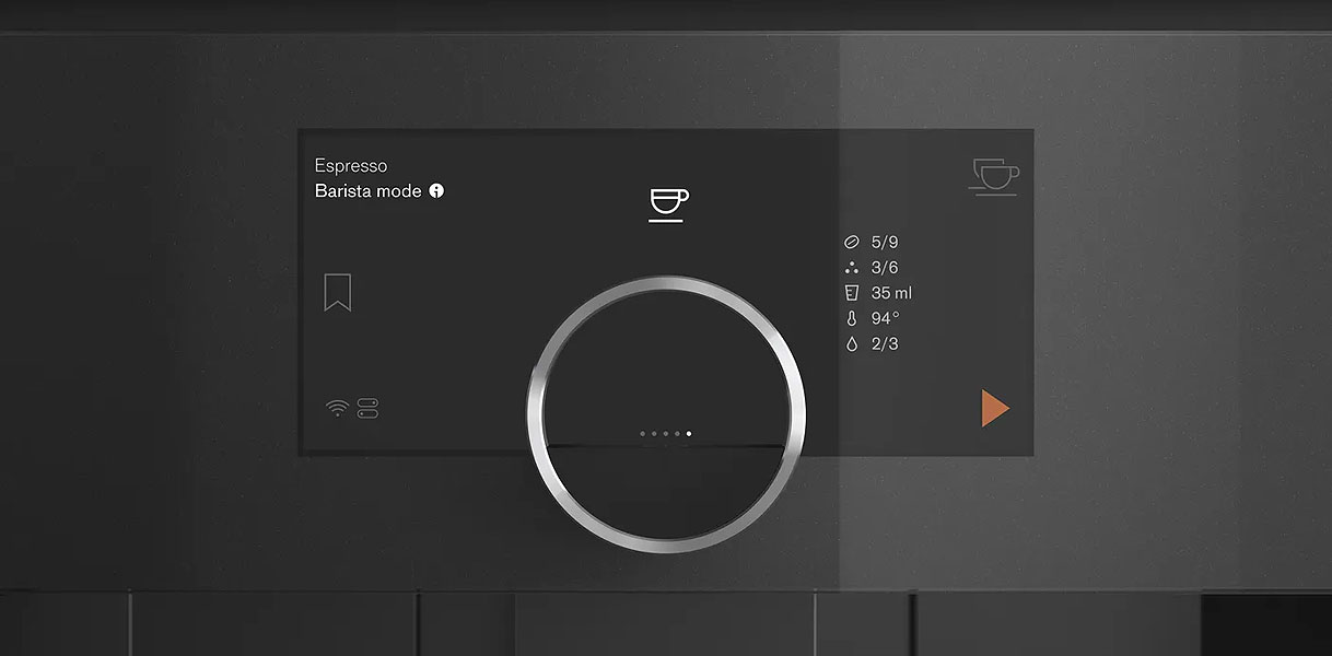 Verschillende warme dranken uit een Gaggenau koffievolautomaat die tien profielen met favoriete dranken bewaart