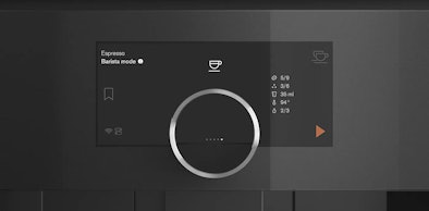 Verschillende warme dranken uit een Gaggenau koffievolautomaat die tien profielen met favoriete dranken bewaart