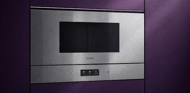 Gaggenau Minimalistic serie inbouw magnetron in RVS met strak touchpaneel tegen paarse wand