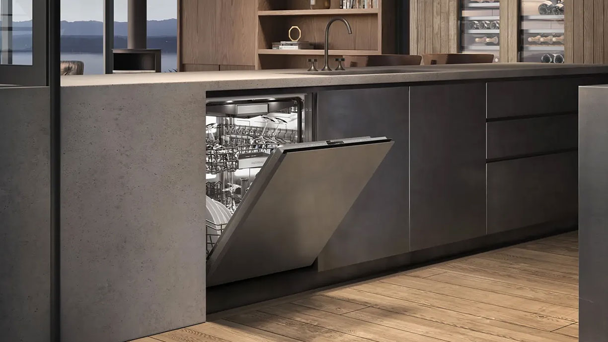 Luxe Gaggenau vaatwasser volledig geïntegreerd in moderne keuken met open deur en stijlvolle afwerking