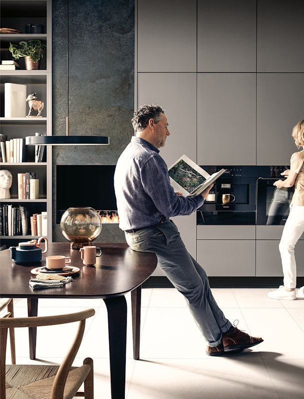 Het NX510 | NX640 keukenmodel straalt gezelligheid uit met een gashaard en een boekenkast