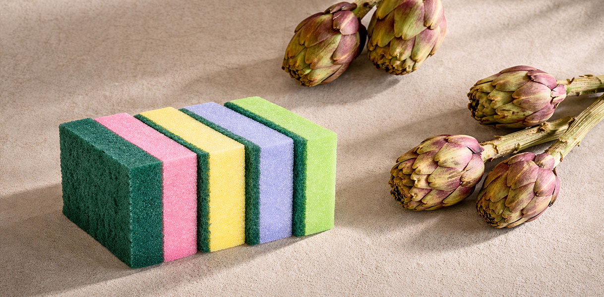 Kleurrijke schuursponzen en wondersponzen die krasjes kunnen veroorzaken op de binnenwand van de magnetron