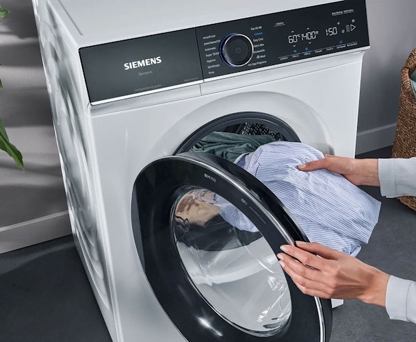 Droge kleding los in de trommel leggen voor het Siemens smartFinish stoomprogramma